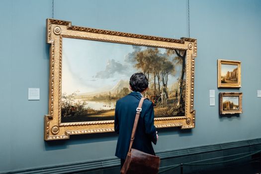 Exploring the Dynamic Shifts in Czech Art Criticism: Trends & Insights